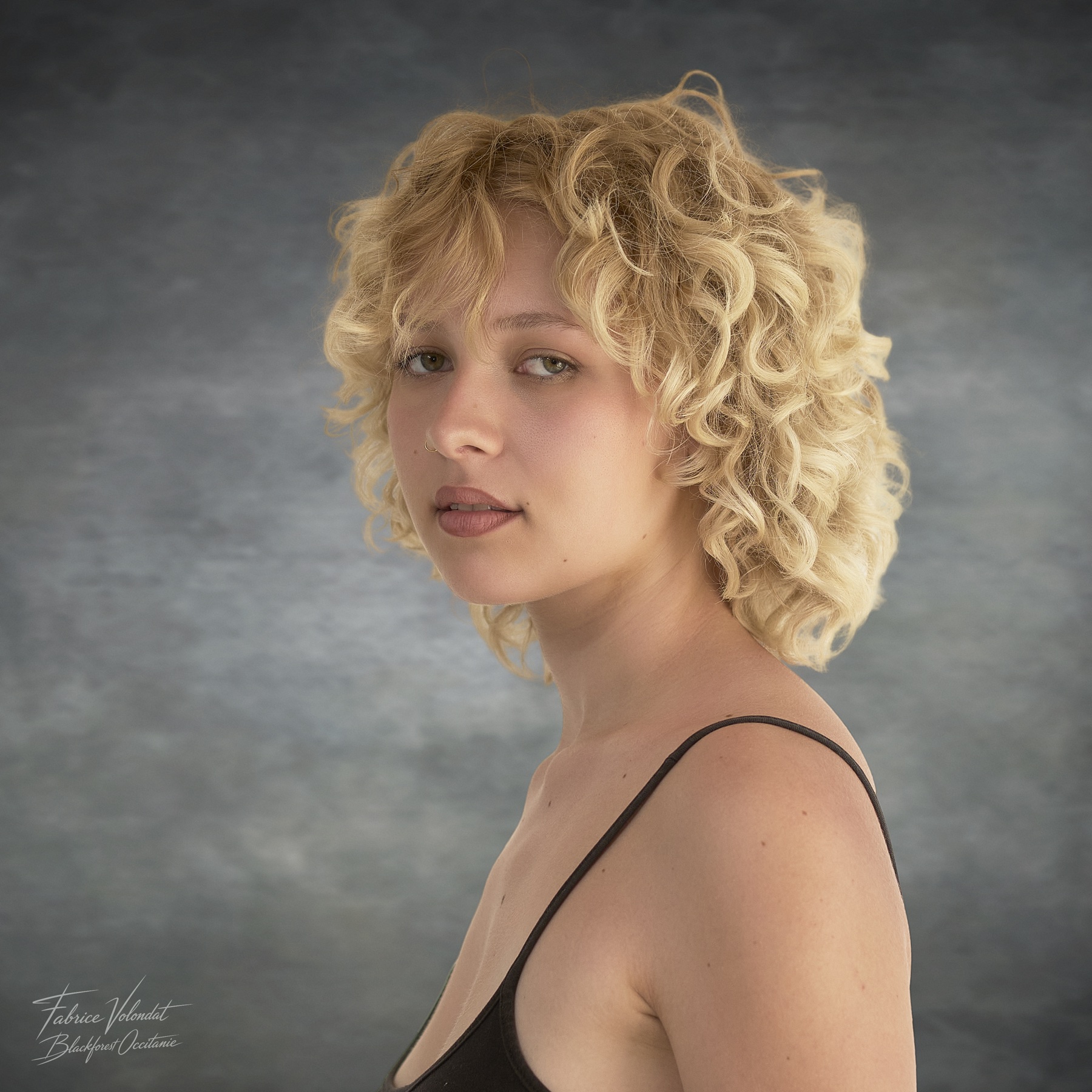 Portrait femme cheveux bouclés blonds — Black Forest Occitanie