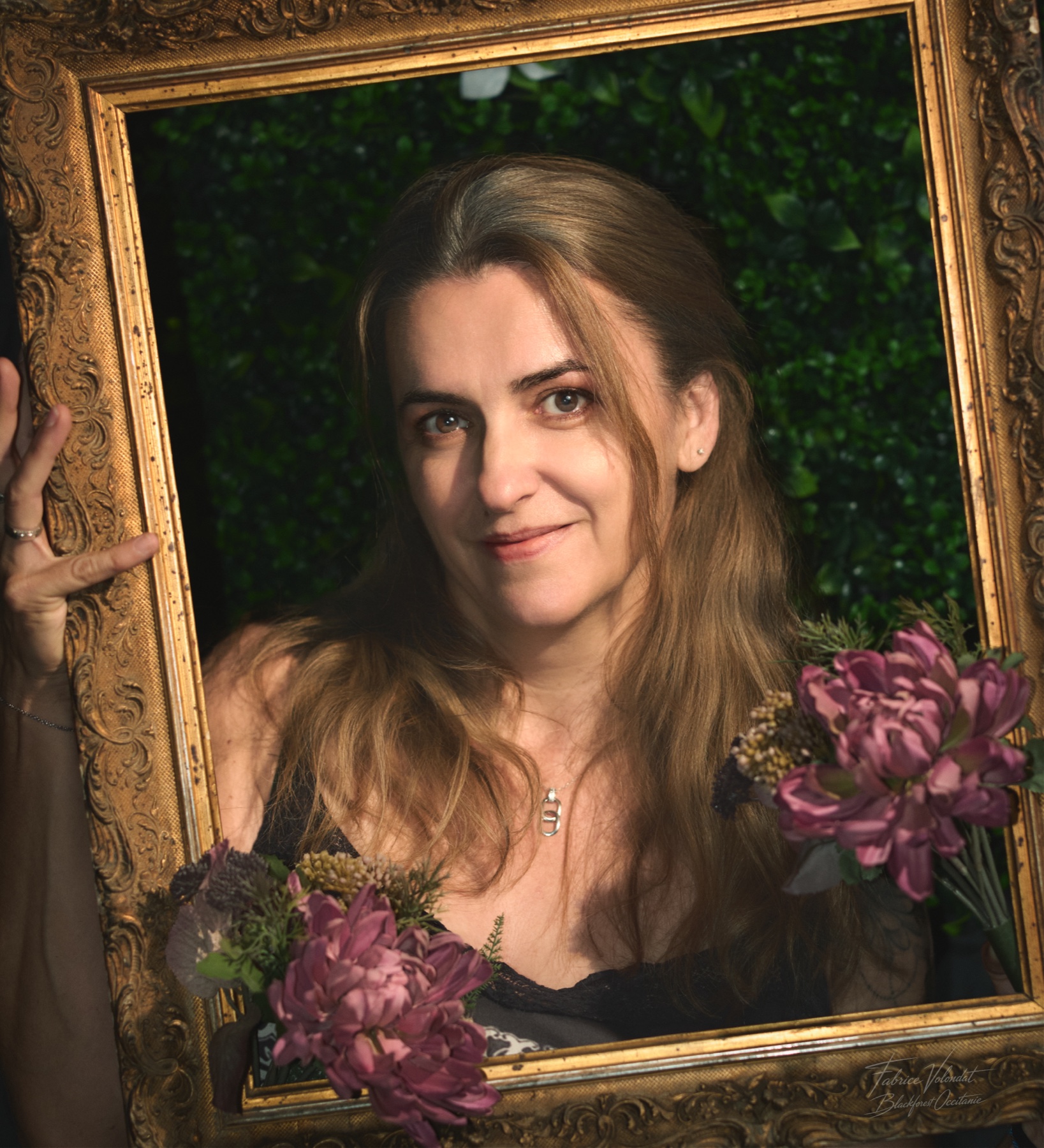 Portrait femme dans cadre baroque doré et fleurs — séance photo artistique — Black Forest Occitanie