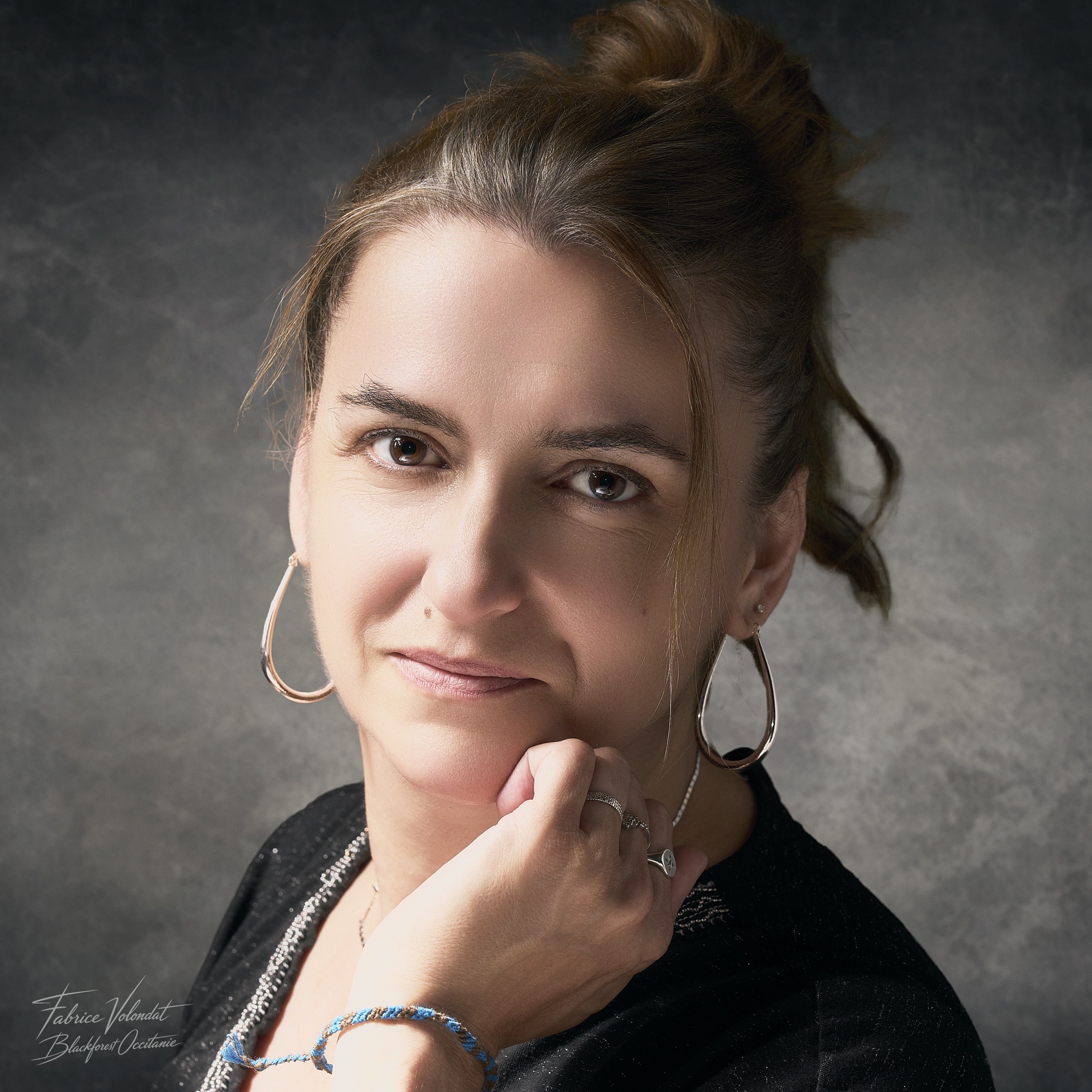 Portrait femme regard intense — Black Forest Occitanie