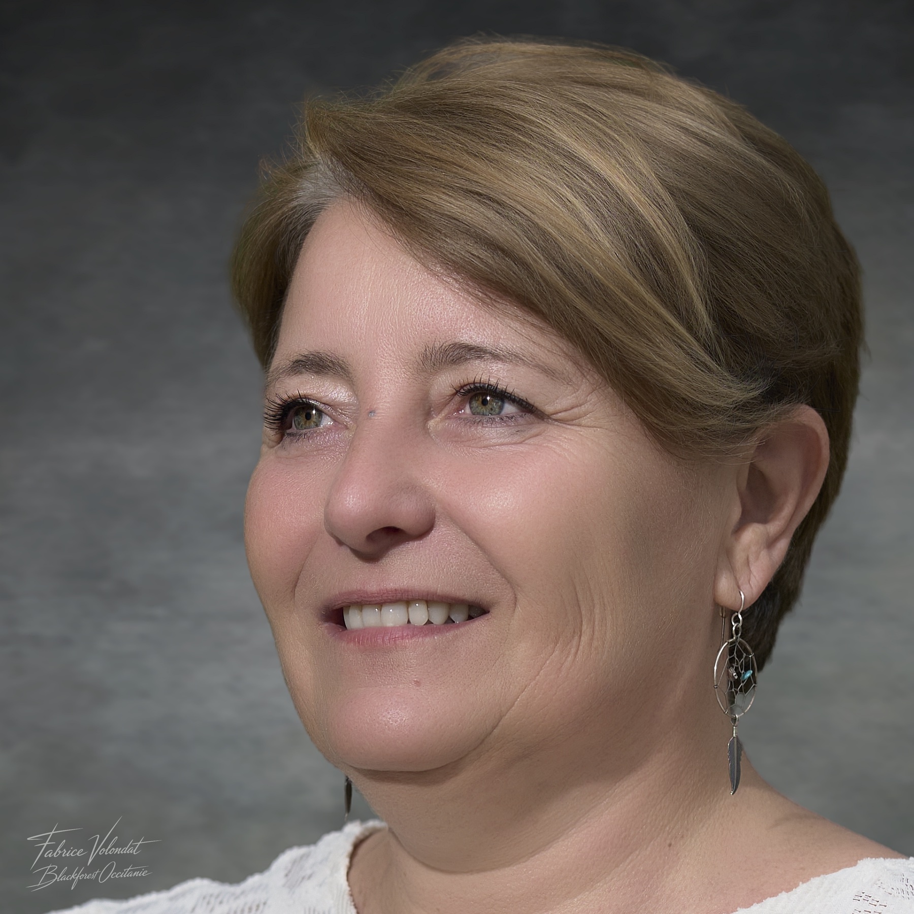 Portrait femme sourire — séance portrait en studio — Black Forest Occitanie