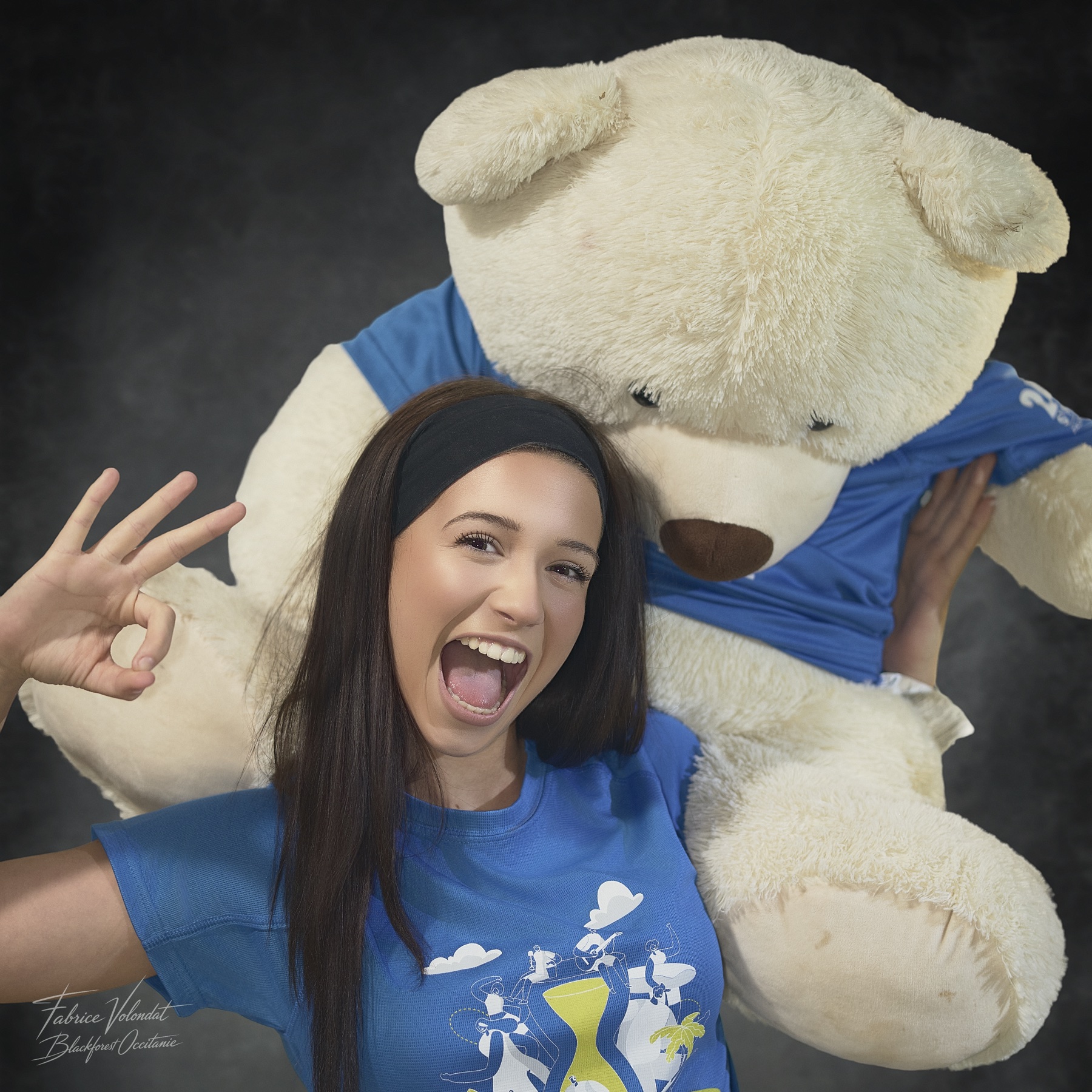 Portrait lifestyle jeune femme avec nounours géant — Black Forest Occitanie