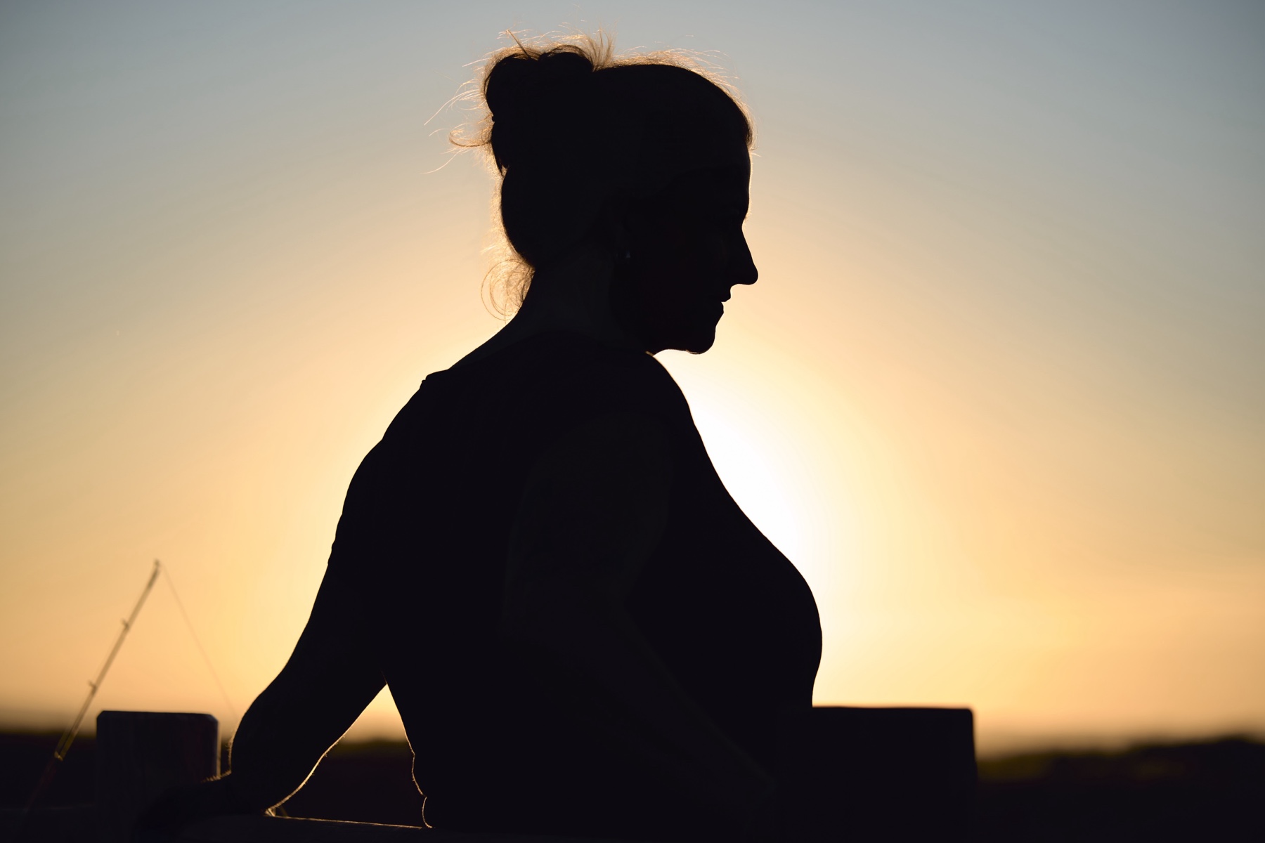 Silhouette portrait femme au coucher de soleil — Black Forest Occitanie Palavas